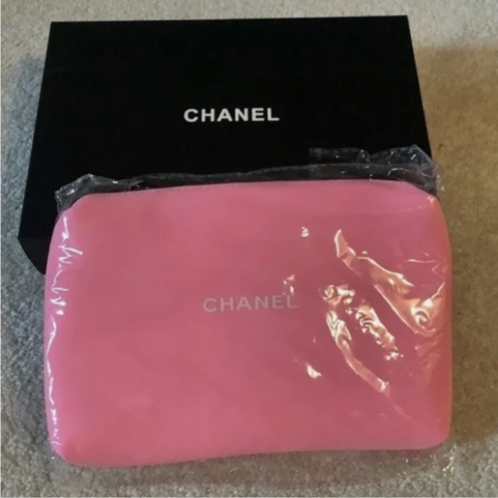 CHANEL BEAUTY 🌸 Pink Cosmetic Bag with CC Zipper Pull Charm 🌸 Authentic 🌸 NIB